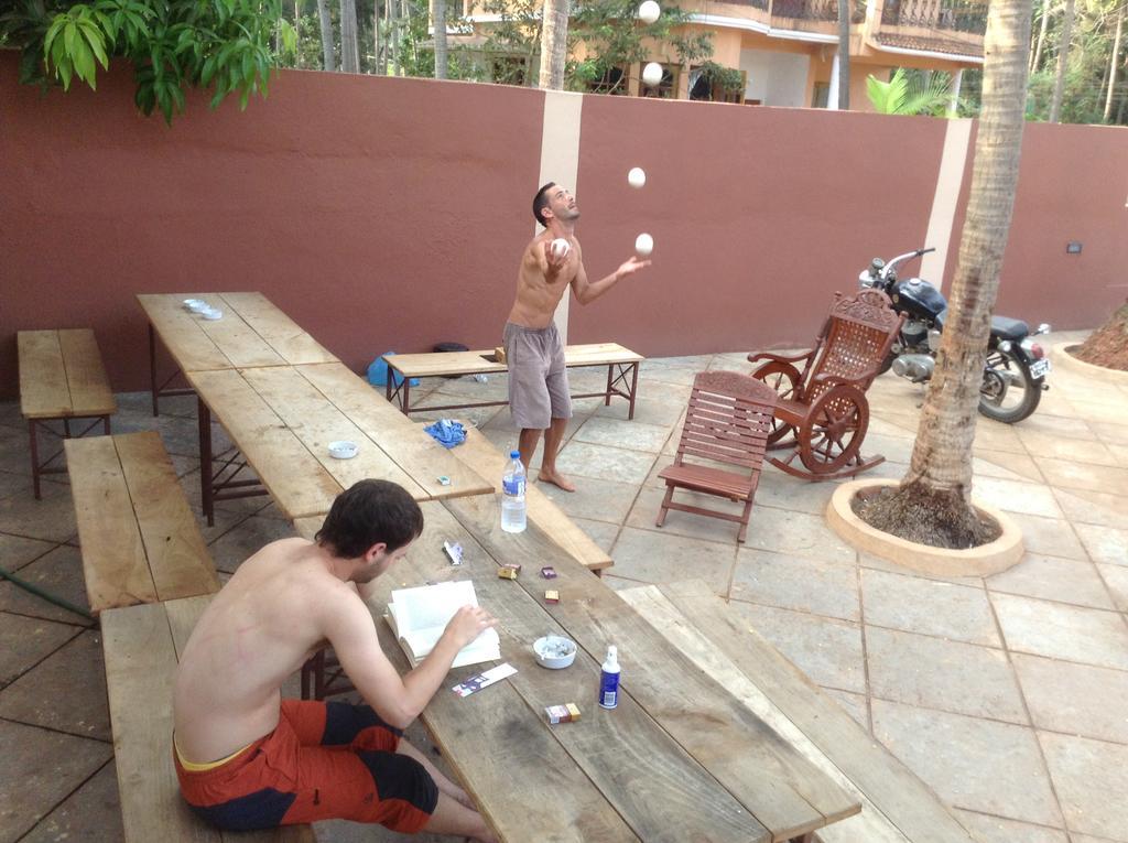 Wanderers Hostel Morjim Exterior foto