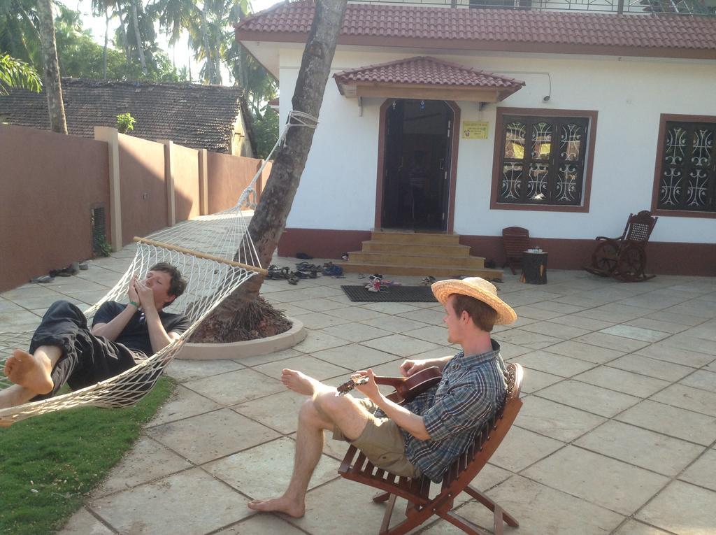Wanderers Hostel Morjim Exterior foto